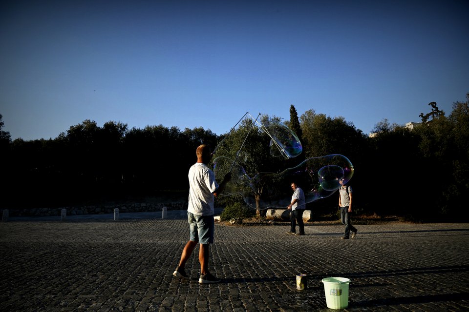 Γιατί γέμισε η Διονυσίου Αρεοπαγίτου με φούσκες; [εικόνες] | iefimerida.gr 12