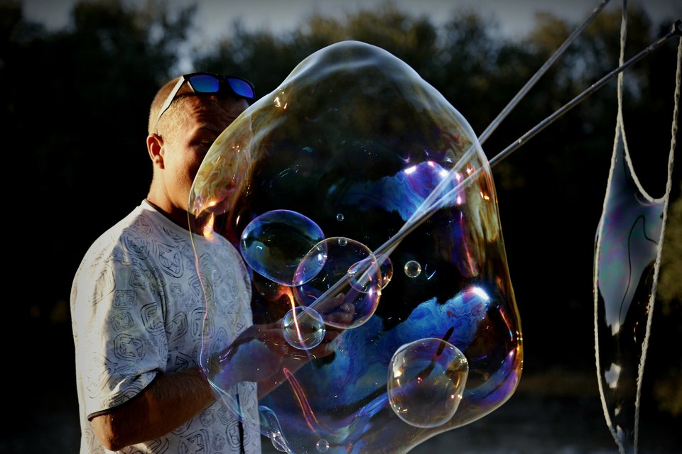 Γιατί γέμισε η Διονυσίου Αρεοπαγίτου με φούσκες; [εικόνες] | iefimerida.gr 11