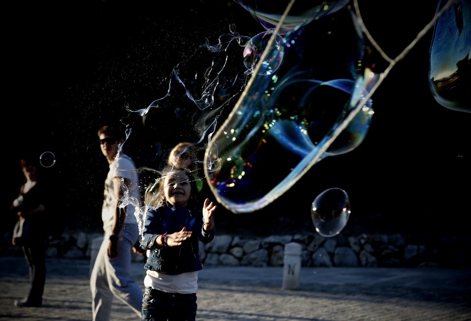 Γιατί γέμισε η Διονυσίου Αρεοπαγίτου με φούσκες; [εικόνες] | iefimerida.gr 13