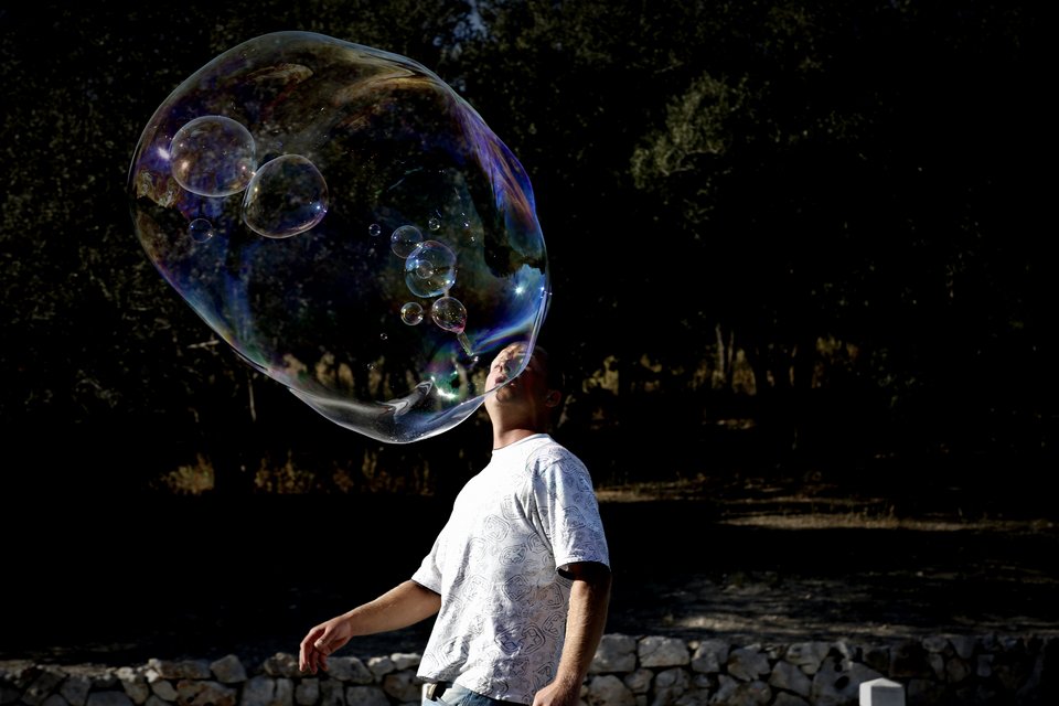 Γιατί γέμισε η Διονυσίου Αρεοπαγίτου με φούσκες; [εικόνες] | iefimerida.gr 14
