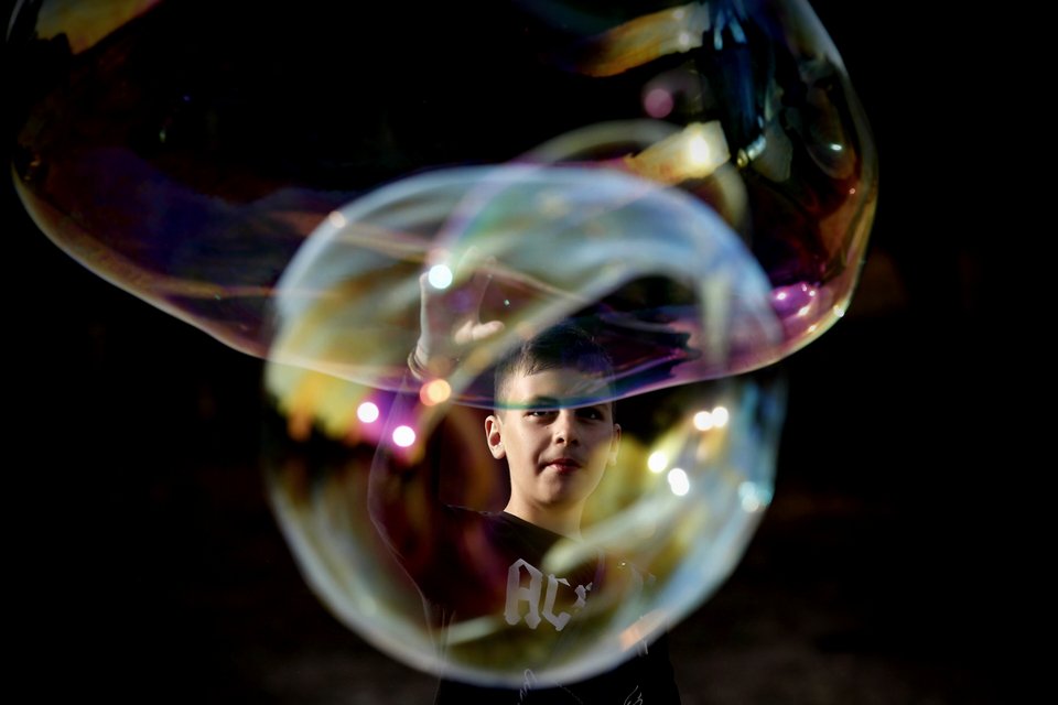 Γιατί γέμισε η Διονυσίου Αρεοπαγίτου με φούσκες; [εικόνες] | iefimerida.gr 2