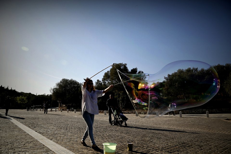 Γιατί γέμισε η Διονυσίου Αρεοπαγίτου με φούσκες; [εικόνες] | iefimerida.gr 16