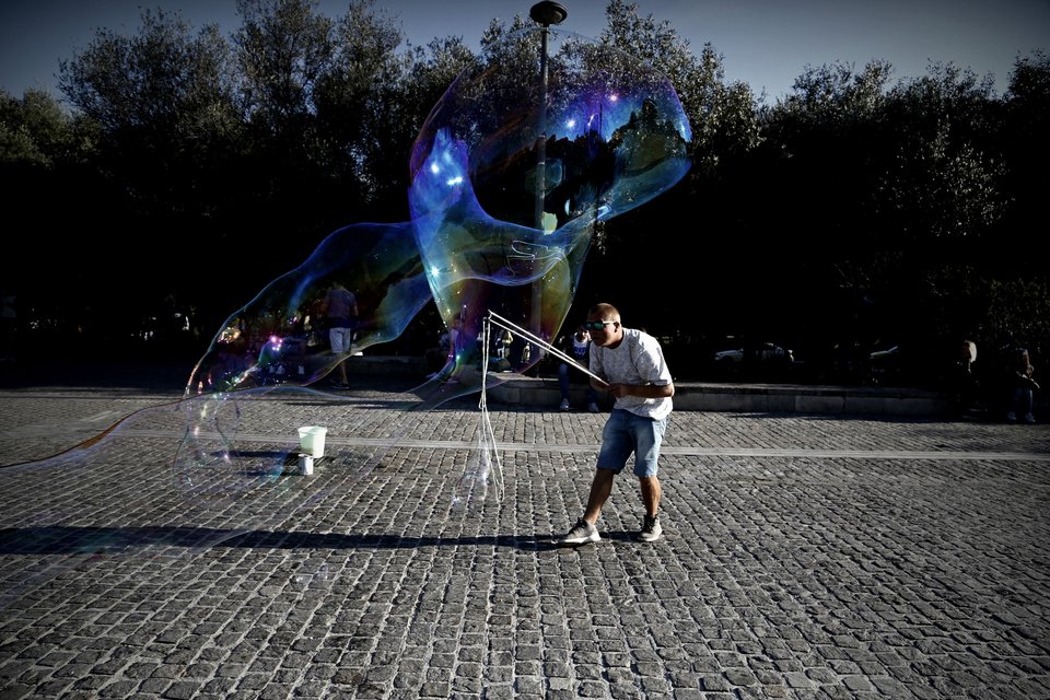 Γιατί γέμισε η Διονυσίου Αρεοπαγίτου με φούσκες; [εικόνες] | iefimerida.gr 0