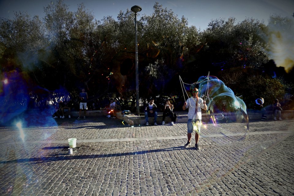 Γιατί γέμισε η Διονυσίου Αρεοπαγίτου με φούσκες; [εικόνες] | iefimerida.gr 17