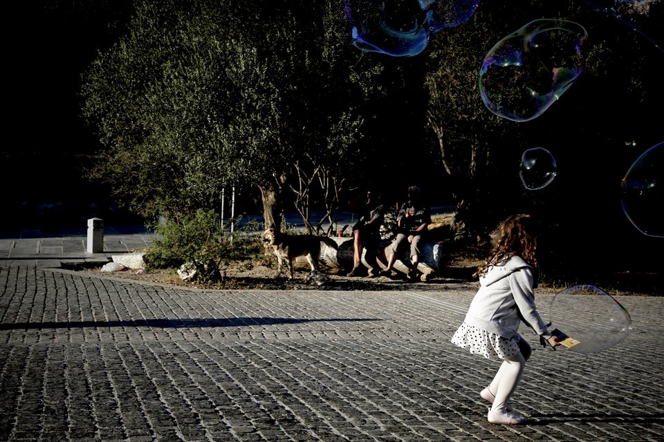 Γιατί γέμισε η Διονυσίου Αρεοπαγίτου με φούσκες; [εικόνες] | iefimerida.gr 6