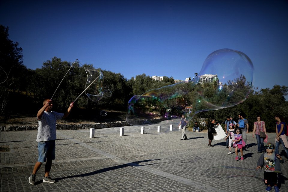 Γιατί γέμισε η Διονυσίου Αρεοπαγίτου με φούσκες; [εικόνες] | iefimerida.gr 18