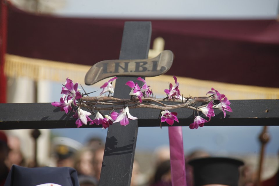 Κορυφώνεται το Θείο Δράμα στην Κέρκυρα: Κατάνυξη με 12ωρη περιφορά Επιταφίων [εικόνες]  | iefimerida.gr 0