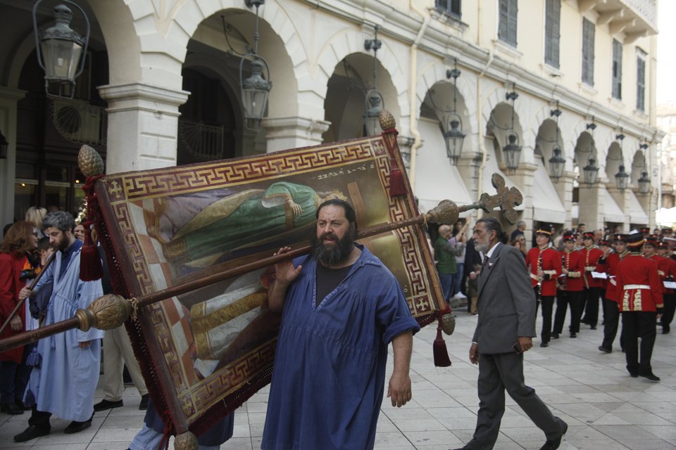 Κορυφώνεται το Θείο Δράμα στην Κέρκυρα: Κατάνυξη με 12ωρη περιφορά Επιταφίων [εικόνες]  | iefimerida.gr 2