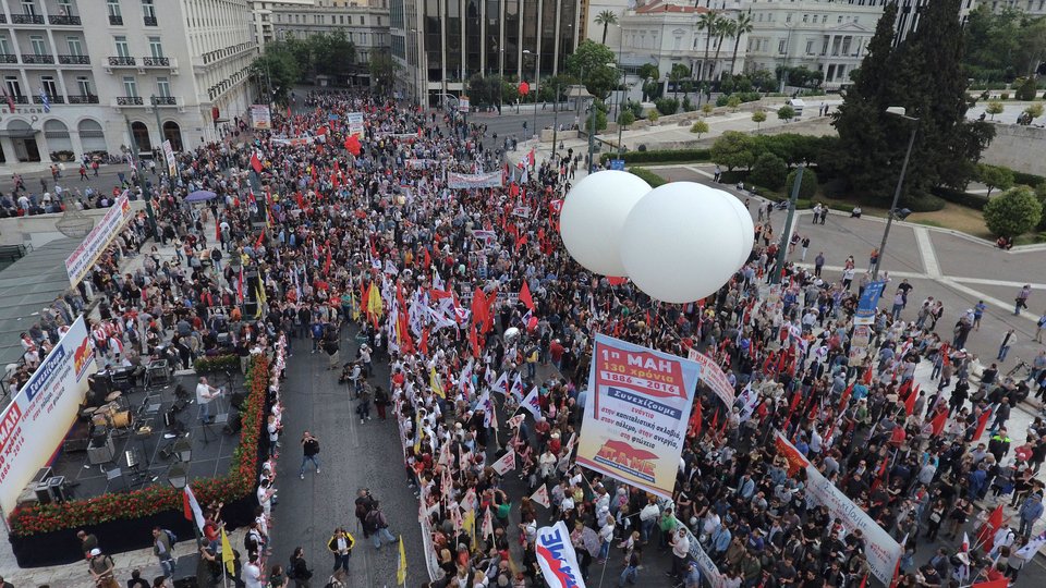 Σε κλοιό διαδηλωτών η Βουλή -Ολα τα συνδικάτα στους δρόμους για το Ασφαλιστικό [εικόνες] | iefimerida.gr 0