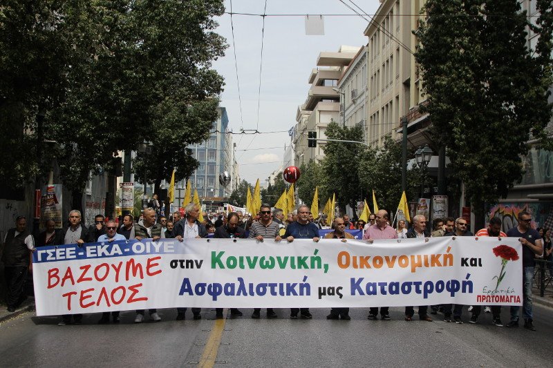 Σε κλοιό διαδηλωτών η Βουλή -Ολα τα συνδικάτα στους δρόμους για το Ασφαλιστικό [εικόνες] | iefimerida.gr 4