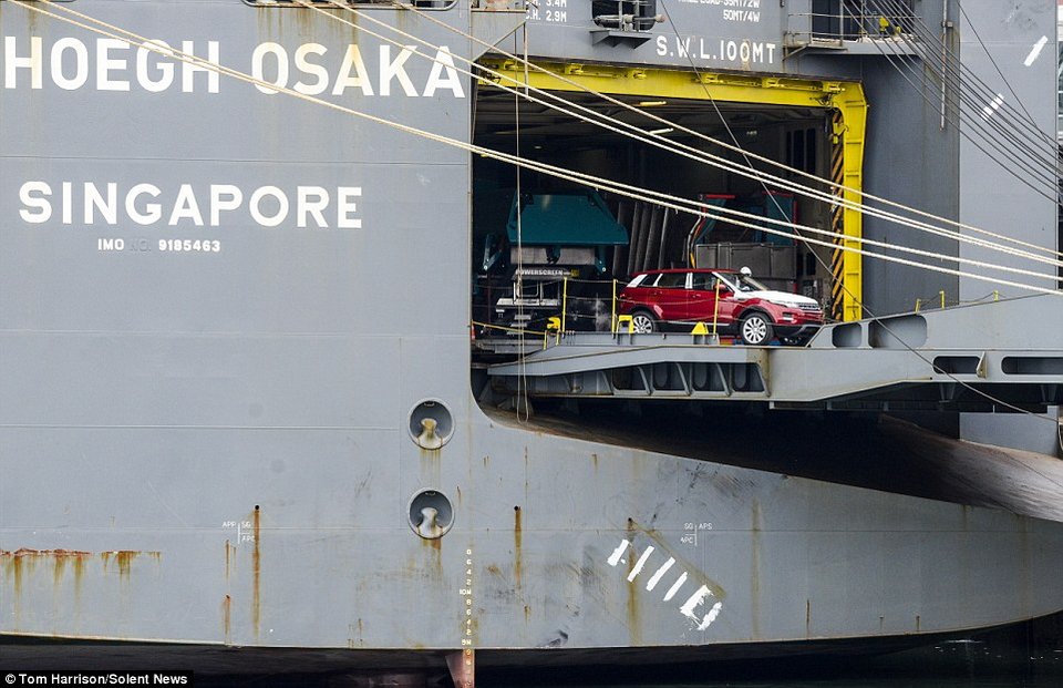 Κατεστραμμένες λαμαρίνες -Ετσι κατέληξαν τα Ranger Rovers, Porsche και Rolls Royce από το ναυάγιο της χλιδής [εικόνες] | iefimerida.gr 11