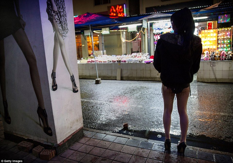 Στα άδυτα ενός drag show: Ετσι οι άνδρες μεταμορφώνονται σε drag queens με ψεύτικες βλεφαρίδες, κορσέδες και περούκες [εικόνες] | iefimerida.gr 12