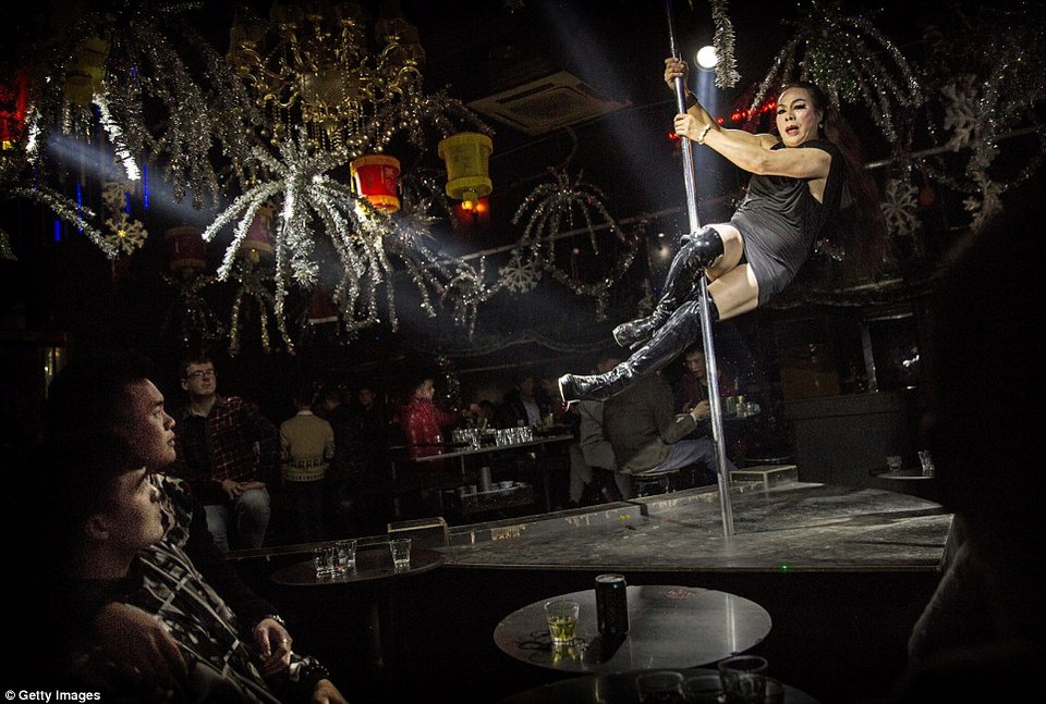 Στα άδυτα ενός drag show: Ετσι οι άνδρες μεταμορφώνονται σε drag queens με ψεύτικες βλεφαρίδες, κορσέδες και περούκες [εικόνες] | iefimerida.gr 8