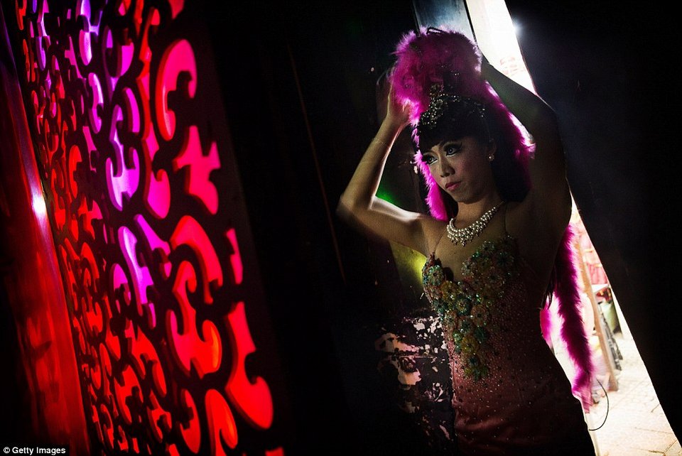 Στα άδυτα ενός drag show: Ετσι οι άνδρες μεταμορφώνονται σε drag queens με ψεύτικες βλεφαρίδες, κορσέδες και περούκες [εικόνες] | iefimerida.gr 7