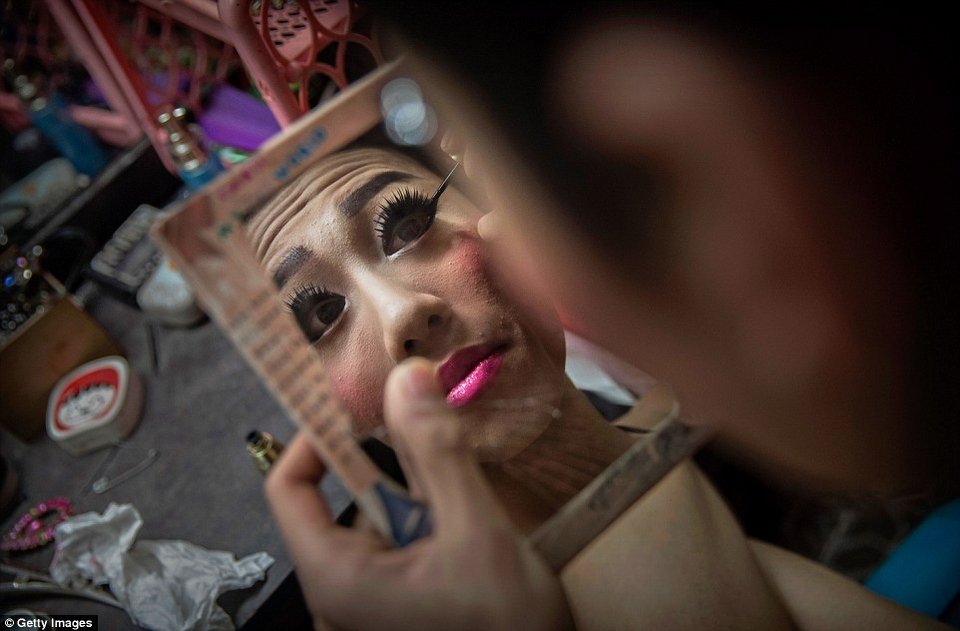 Στα άδυτα ενός drag show: Ετσι οι άνδρες μεταμορφώνονται σε drag queens με ψεύτικες βλεφαρίδες, κορσέδες και περούκες [εικόνες] | iefimerida.gr 13