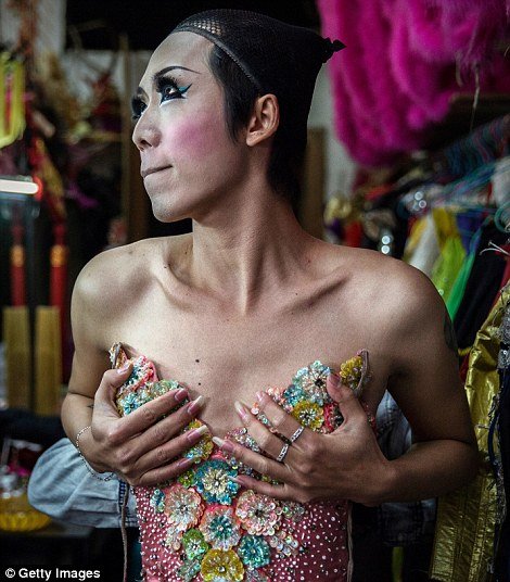 Στα άδυτα ενός drag show: Ετσι οι άνδρες μεταμορφώνονται σε drag queens με ψεύτικες βλεφαρίδες, κορσέδες και περούκες [εικόνες] | iefimerida.gr 4