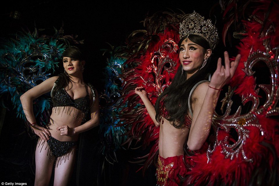 Στα άδυτα ενός drag show: Ετσι οι άνδρες μεταμορφώνονται σε drag queens με ψεύτικες βλεφαρίδες, κορσέδες και περούκες [εικόνες] | iefimerida.gr 5