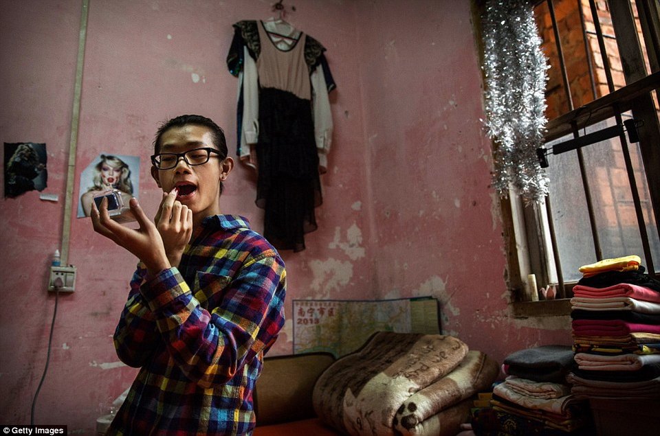 Στα άδυτα ενός drag show: Ετσι οι άνδρες μεταμορφώνονται σε drag queens με ψεύτικες βλεφαρίδες, κορσέδες και περούκες [εικόνες] | iefimerida.gr 6