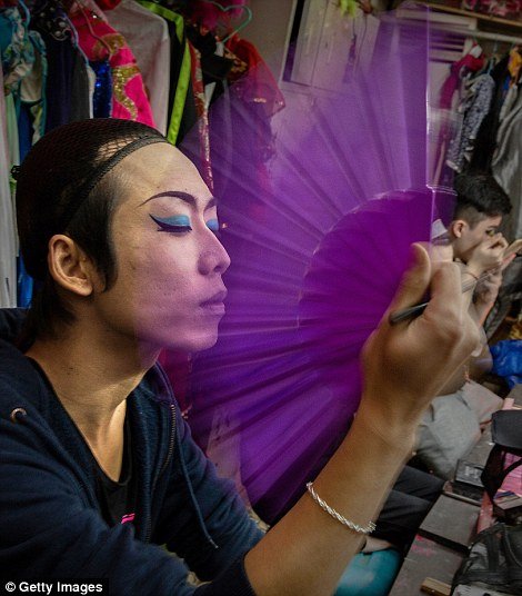 Στα άδυτα ενός drag show: Ετσι οι άνδρες μεταμορφώνονται σε drag queens με ψεύτικες βλεφαρίδες, κορσέδες και περούκες [εικόνες] | iefimerida.gr 10