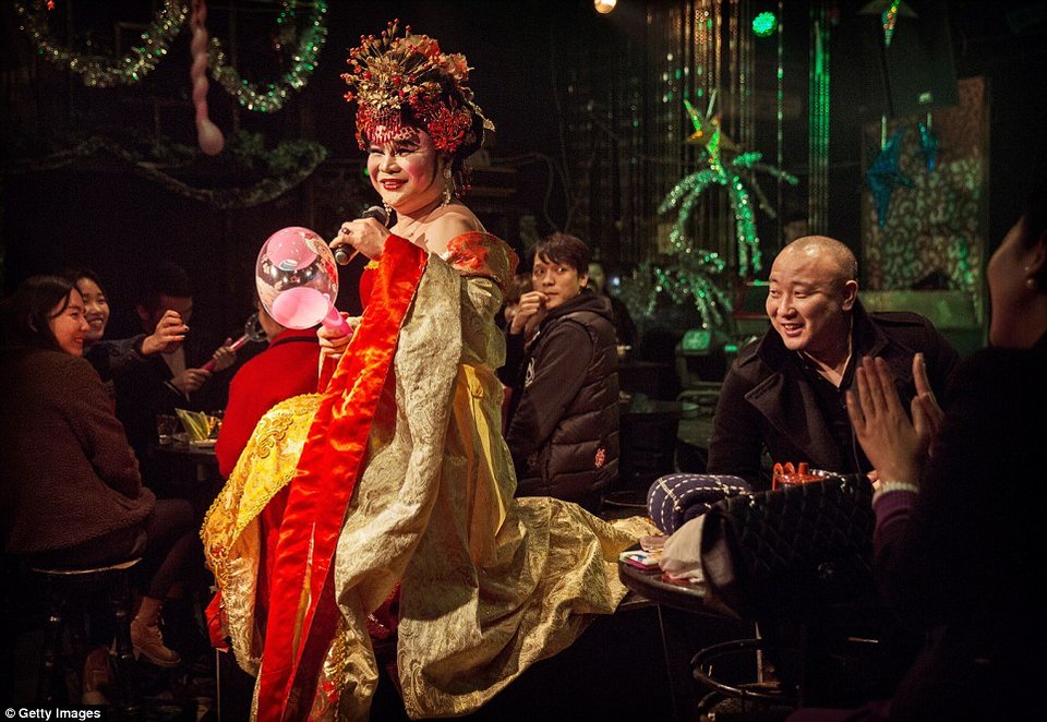 Στα άδυτα ενός drag show: Ετσι οι άνδρες μεταμορφώνονται σε drag queens με ψεύτικες βλεφαρίδες, κορσέδες και περούκες [εικόνες] | iefimerida.gr 14