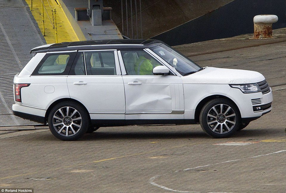 Κατεστραμμένες λαμαρίνες -Ετσι κατέληξαν τα Ranger Rovers, Porsche και Rolls Royce από το ναυάγιο της χλιδής [εικόνες] | iefimerida.gr 1