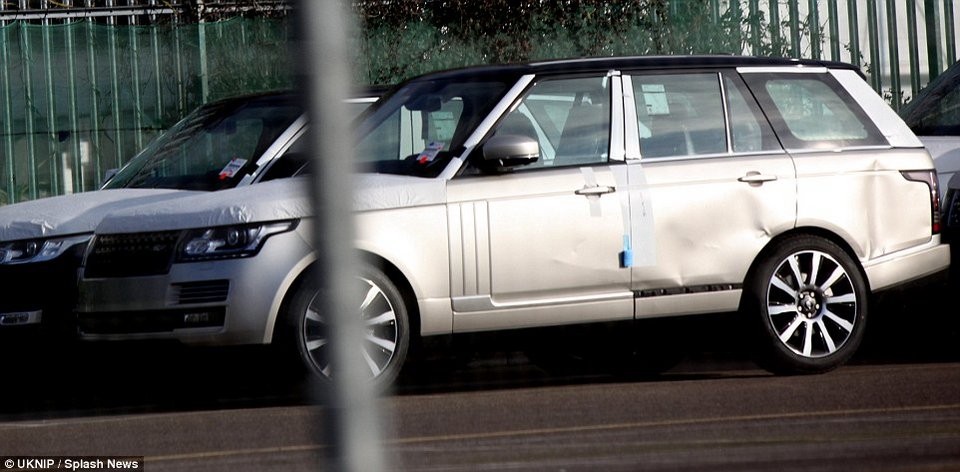 Κατεστραμμένες λαμαρίνες -Ετσι κατέληξαν τα Ranger Rovers, Porsche και Rolls Royce από το ναυάγιο της χλιδής [εικόνες] | iefimerida.gr 6