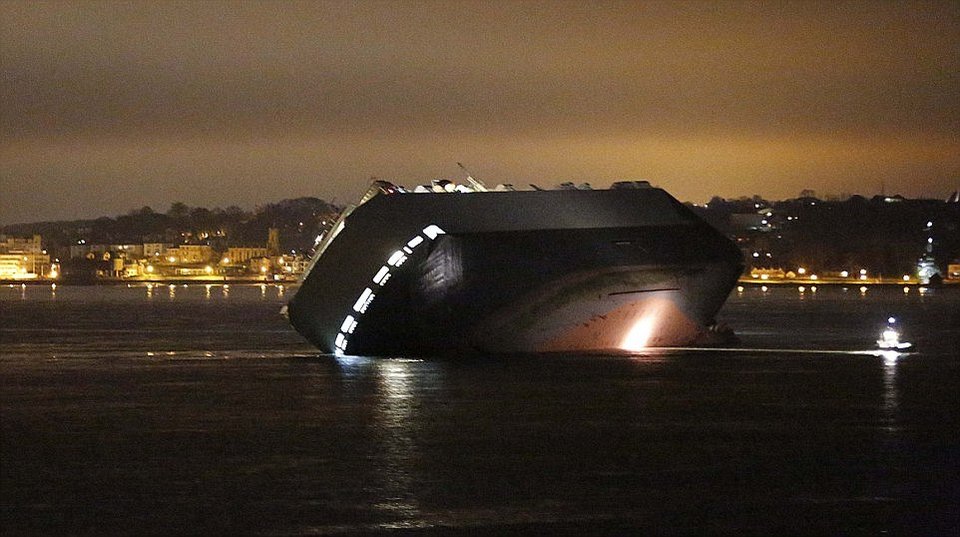 Κατεστραμμένες λαμαρίνες -Ετσι κατέληξαν τα Ranger Rovers, Porsche και Rolls Royce από το ναυάγιο της χλιδής [εικόνες] | iefimerida.gr 13