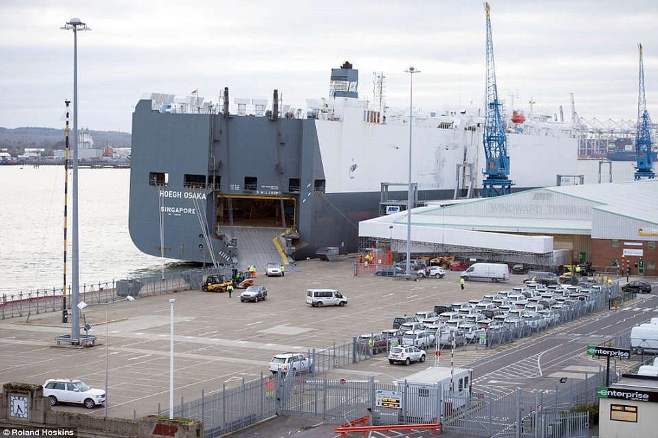 Κατεστραμμένες λαμαρίνες -Ετσι κατέληξαν τα Ranger Rovers, Porsche και Rolls Royce από το ναυάγιο της χλιδής [εικόνες] | iefimerida.gr 9