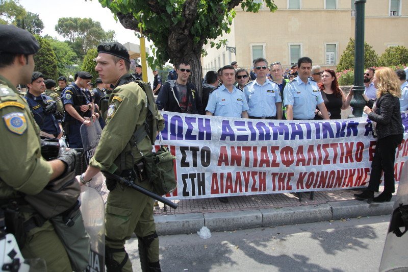 Σε κλοιό διαδηλωτών η Βουλή -Ολα τα συνδικάτα στους δρόμους για το Ασφαλιστικό [εικόνες] | iefimerida.gr 8