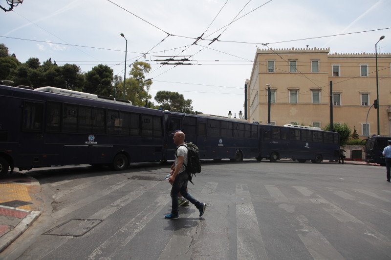 Σε κλοιό διαδηλωτών η Βουλή -Ολα τα συνδικάτα στους δρόμους για το Ασφαλιστικό [εικόνες] | iefimerida.gr 12