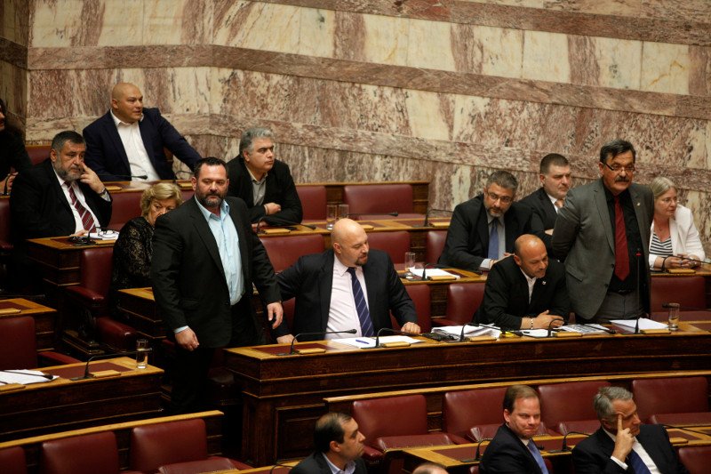 Επεισόδια με χρυσαυγίτες βουλευτές στη Βουλή -Εικόνες ντροπής | iefimerida.gr 0