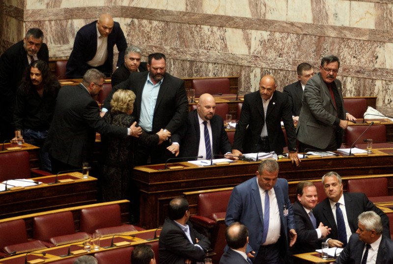 Επεισόδια με χρυσαυγίτες βουλευτές στη Βουλή -Εικόνες ντροπής | iefimerida.gr 1