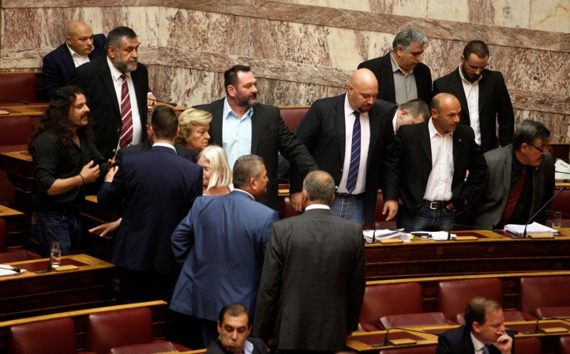 Επεισόδια με χρυσαυγίτες βουλευτές στη Βουλή -Εικόνες ντροπής | iefimerida.gr 2