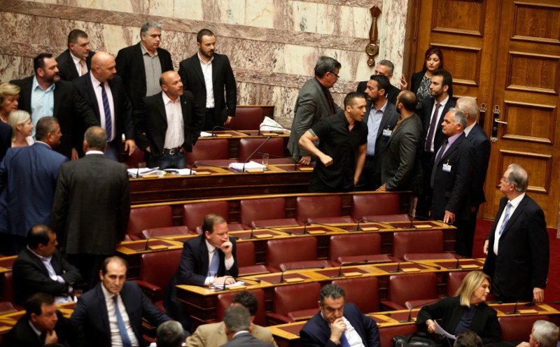 Επεισόδια με χρυσαυγίτες βουλευτές στη Βουλή -Εικόνες ντροπής | iefimerida.gr 4