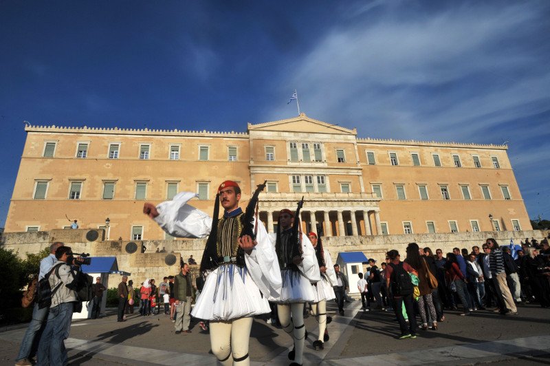 Σε κλοιό διαδηλωτών η Βουλή -Ολα τα συνδικάτα στους δρόμους για το Ασφαλιστικό [εικόνες] | iefimerida.gr 11