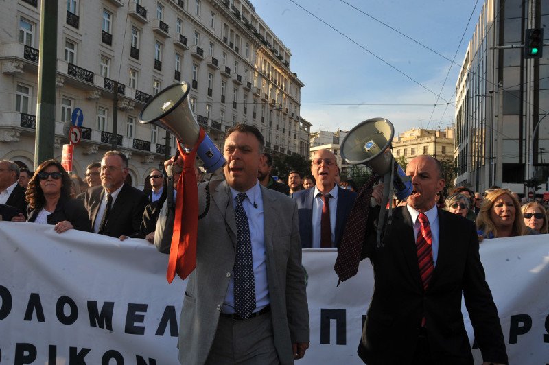 Σε κλοιό διαδηλωτών η Βουλή -Ολα τα συνδικάτα στους δρόμους για το Ασφαλιστικό [εικόνες] | iefimerida.gr 2