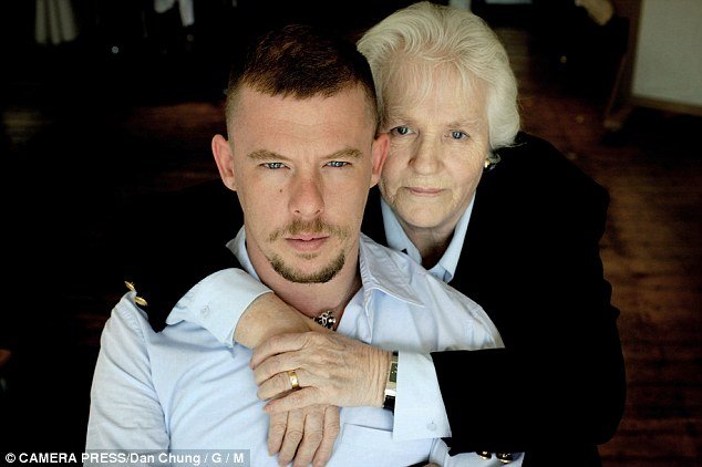  McQueen: Πώς η ιδιοφυΐα της μόδας σχεδίαζε να αυτοκτονήσει πάνω στην πασαρέλα [εικόνες] | iefimerida.gr 7