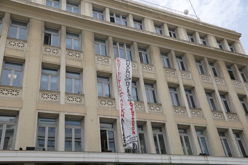 Αντιεξουσιαστές κατέλαβαν κτίριο του υπουργείου Εργασίας | iefimerida.gr 1