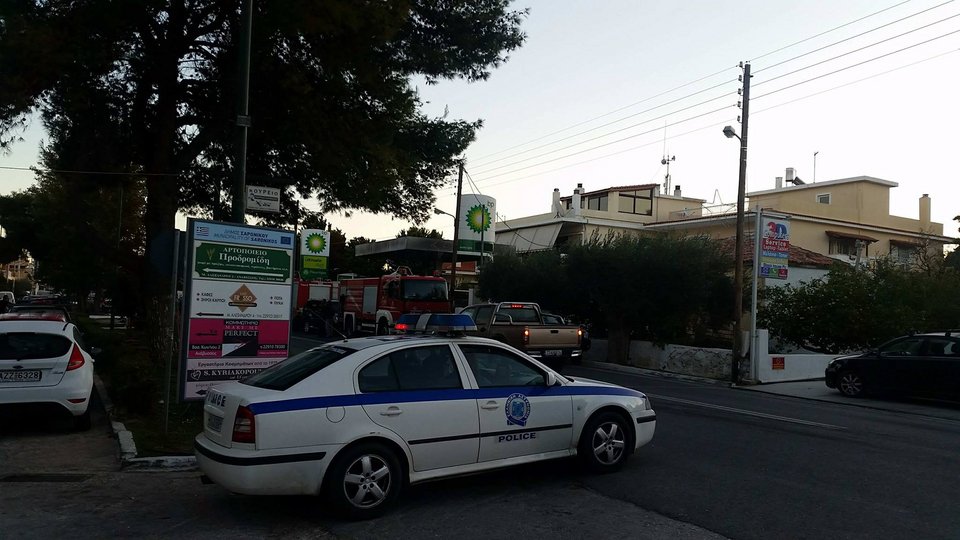 Η στιγμή που οι δράστες βάζουν τη βόμβα στο βενζινάδικο στην Ανάβυσσο [βίντεο] | iefimerida.gr 10