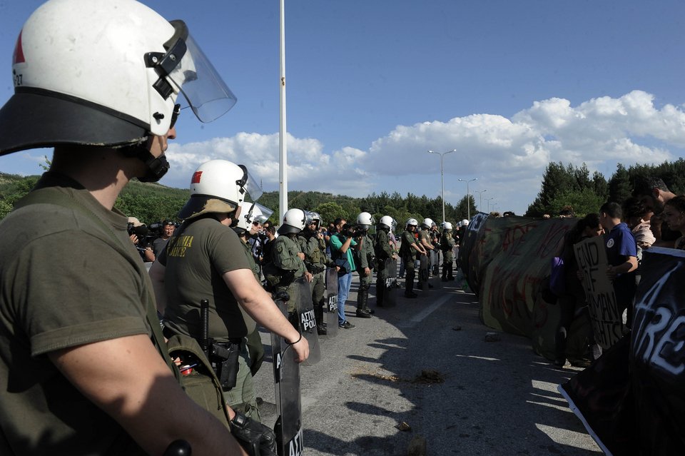 Οι αλληλέγγυοι αντέδρασαν στην εκκένωση της Ειδομένης [εικόνες] | iefimerida.gr 1