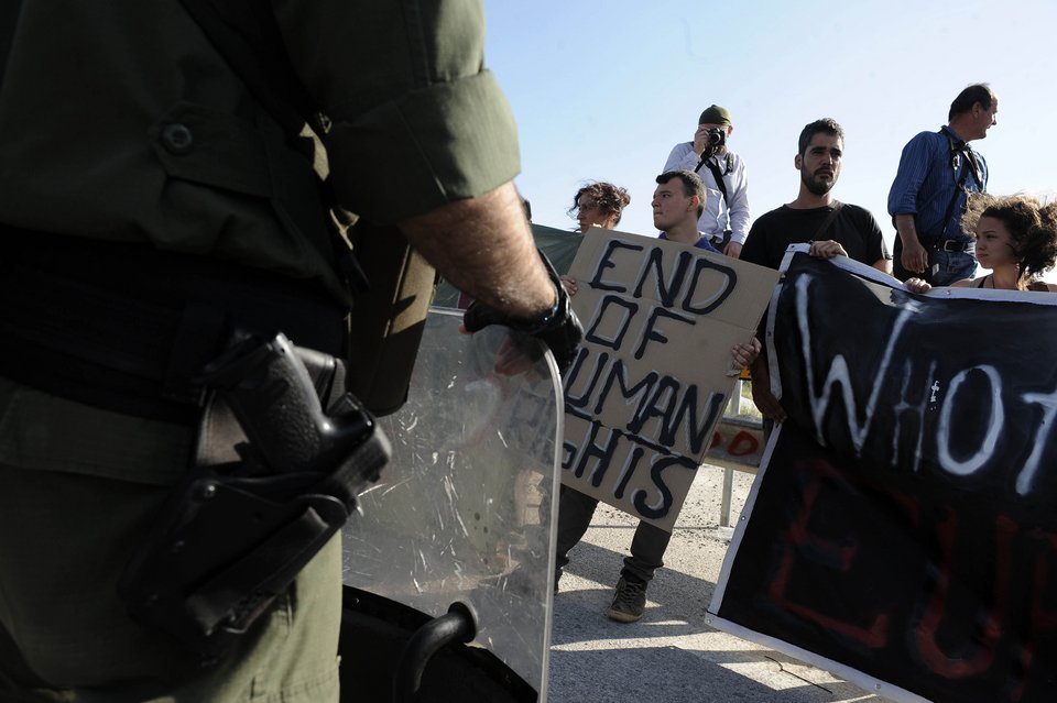 Οι αλληλέγγυοι αντέδρασαν στην εκκένωση της Ειδομένης [εικόνες] | iefimerida.gr 2