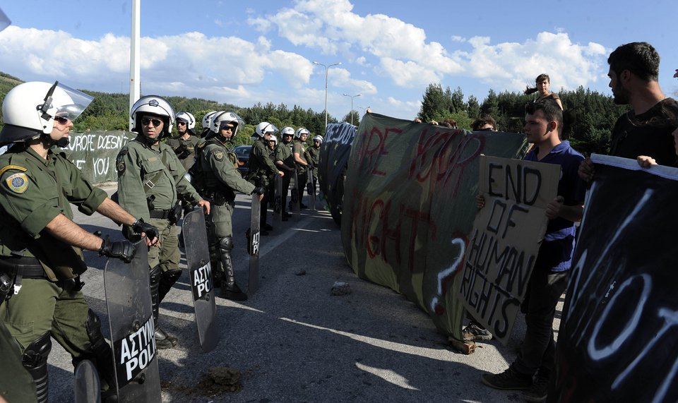 Οι αλληλέγγυοι αντέδρασαν στην εκκένωση της Ειδομένης [εικόνες] | iefimerida.gr 5