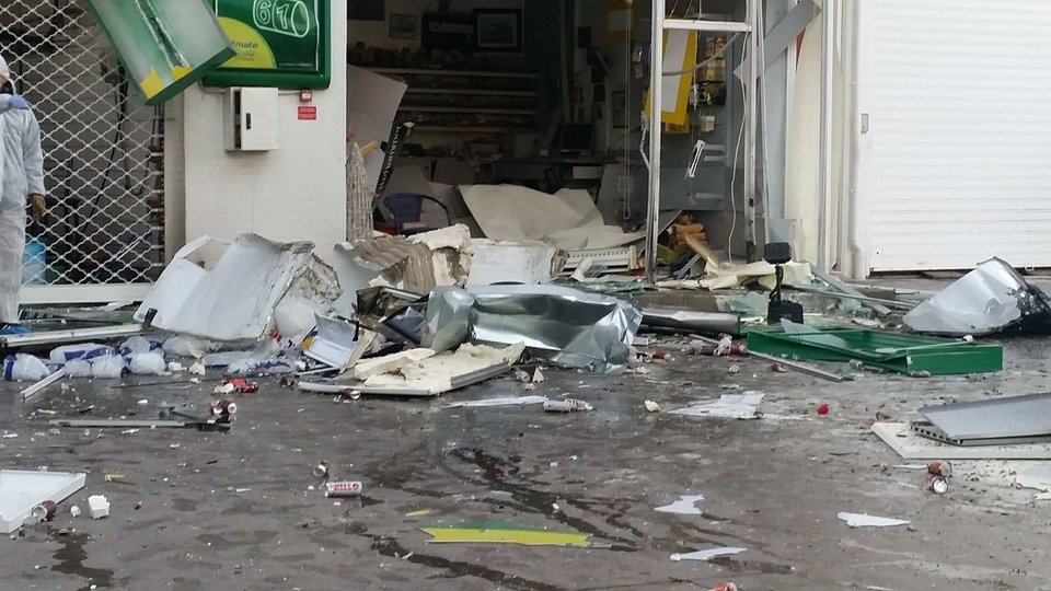 Βίντεο: Η στιγμή που μπαίνει βόμβα σε βενζινάδικο στην Ανάβυσσο | iefimerida.gr 9