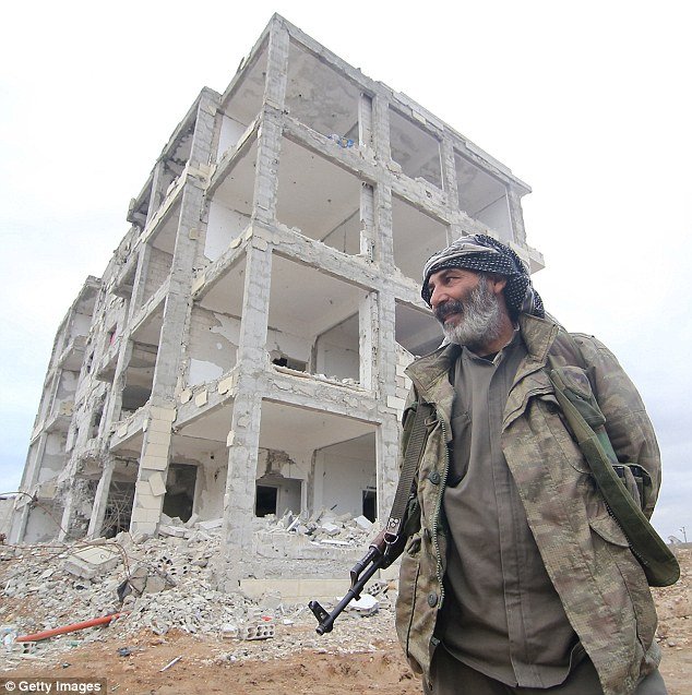 Οι δρόμοι του θανάτου: Πτώματα παντού στον απόηχο της μάχης στο Κομπάνι [εικόνες] | iefimerida.gr 11