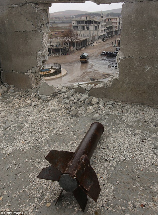 Οι δρόμοι του θανάτου: Πτώματα παντού στον απόηχο της μάχης στο Κομπάνι [εικόνες] | iefimerida.gr 5