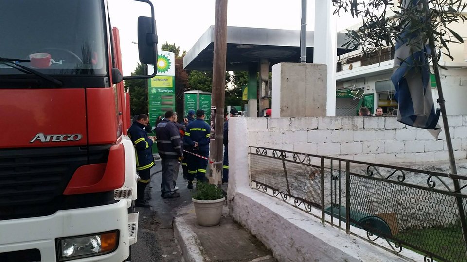 Βίντεο: Η στιγμή που μπαίνει βόμβα σε βενζινάδικο στην Ανάβυσσο | iefimerida.gr 11