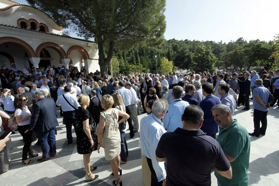 Πλήθος κόσμου στο τελευταίο «αντίο» στον Γιώργο Παναγιωτακόπουλο  [εικόνες] | iefimerida.gr 0