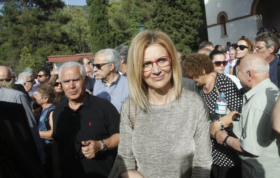 Πλήθος κόσμου στο τελευταίο «αντίο» στον Γιώργο Παναγιωτακόπουλο  [εικόνες] | iefimerida.gr 5