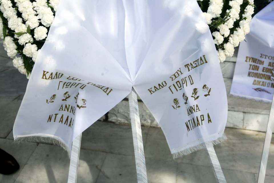 Πλήθος κόσμου στο τελευταίο «αντίο» στον Γιώργο Παναγιωτακόπουλο  [εικόνες] | iefimerida.gr 18