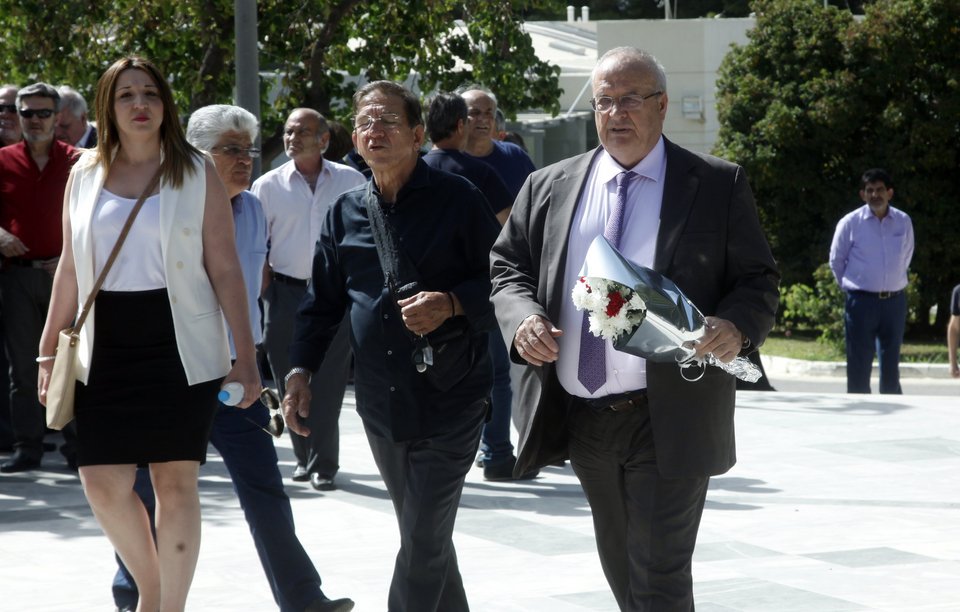 Πλήθος κόσμου στο τελευταίο «αντίο» στον Γιώργο Παναγιωτακόπουλο  [εικόνες] | iefimerida.gr 4